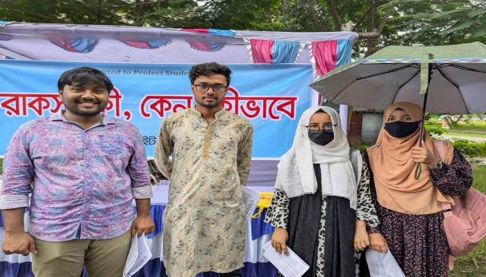 রাকসু সচেতনতায় স্টুডেন্ট রাইটস অ্যাসোসিয়েশনের লিফলেট বিতরণ