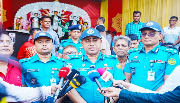 শারদীয় দুর্গোৎসবে আইনশৃঙ্খলা পরিস্থিতি পরিদর্শনে আরএমপির পুলিশ কমিশনার 