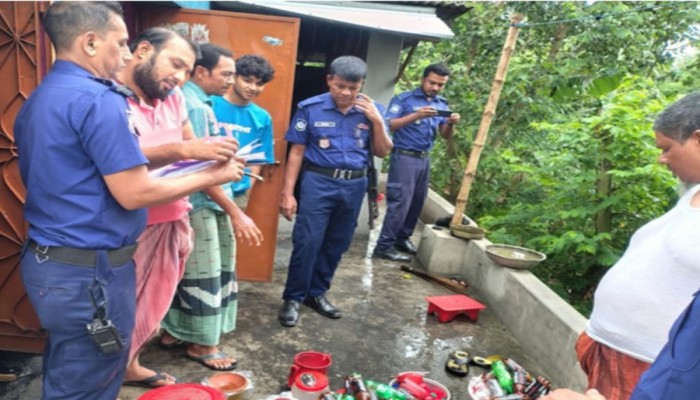 রাজশাহীর মোহনপুরে  বাংলা মদ উদ্ধার