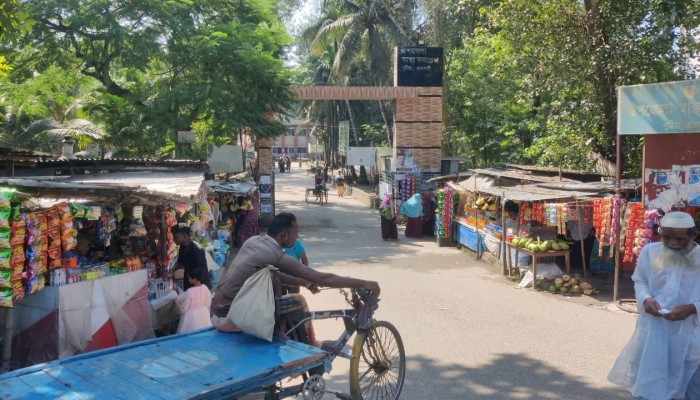 উপজেলা স্বাস্থ্য কমপ্লেক্সের প্রধান ফটকে সরকারি জমি দখল করে দোকান!