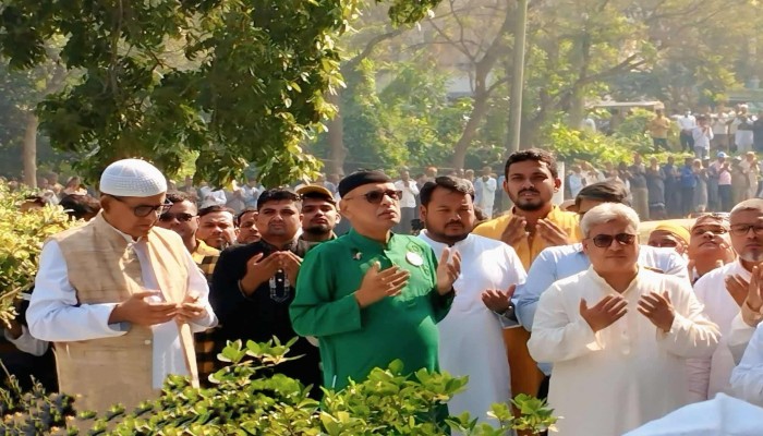 বিএনপির প্রয়াত নেতা ব্যারিস্টার আমিনুল হকের কবর জিয়ারত করলেন মির্জা ফখরুল