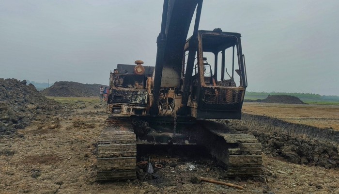 দুর্গাপুরে জোরপূর্বক পুকুর খনন ভেকুতে এলাকাবাসীর আগুন 