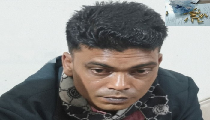 পুঠিয়ায় বাসে তল্লাশি, ২৪ রাউন্ড গুলিসহ যুবক আটক