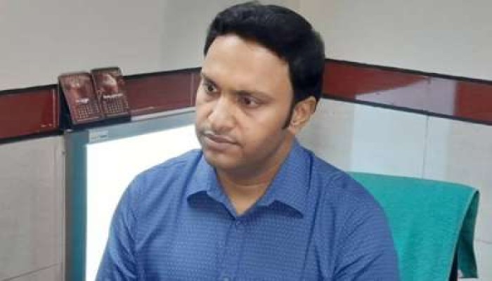 সরকারি চিকিৎসক প্রাইভেট চেম্বারে মন্ত্রীর হাতে ধরা, লাইসেন্স বাতিলের নির্দেশ