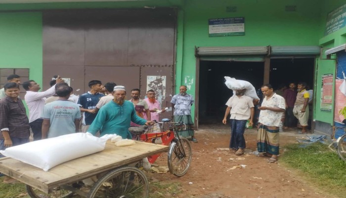 দুর্গাপুরে সার বিতরণে ডিলারের বিরুদ্ধে কারসাজির অভিযোগ, ক্ষুব্ধ কৃষকরা