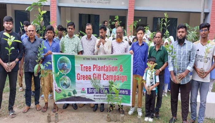 বাঘা-চারঘাটে তিন শতাধিক শিক্ষার্থীকে বৃক্ষ উপহার দিল ব্রাইট লাইফ ভলান্টিয়ার্স