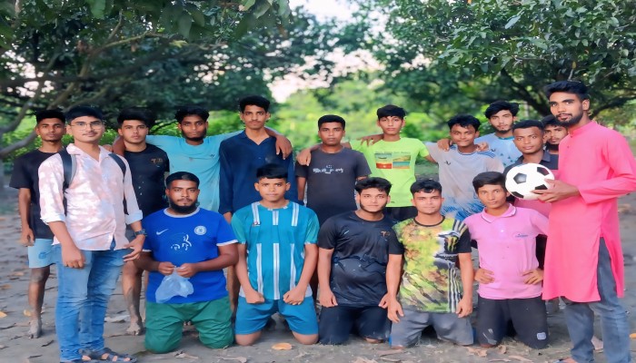 পুঠিয়ায় তরুণদের মাঝে ফুটবল বিতরণ