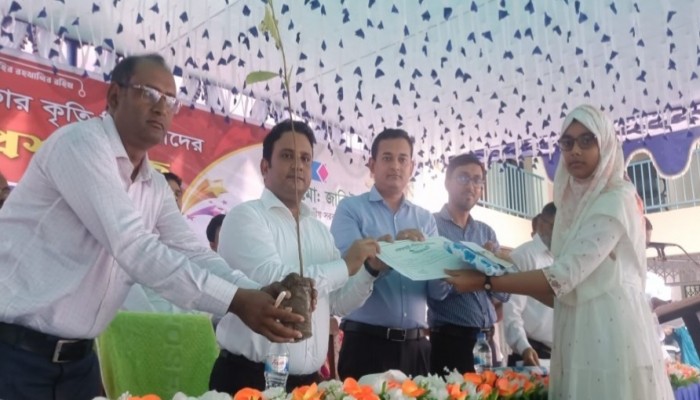 গোদাগাড়ীতে মেধাবী শিক্ষার্থীদের মাঝে বৃত্তি প্রদান
