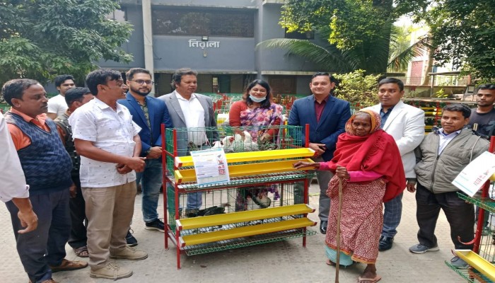গোদাগাড়ীতে আত্মকর্মসংস্থানের লক্ষ্যে বিনামূল্যে খাঁচাসহ ফাউমি মুরগী বিতরণ 