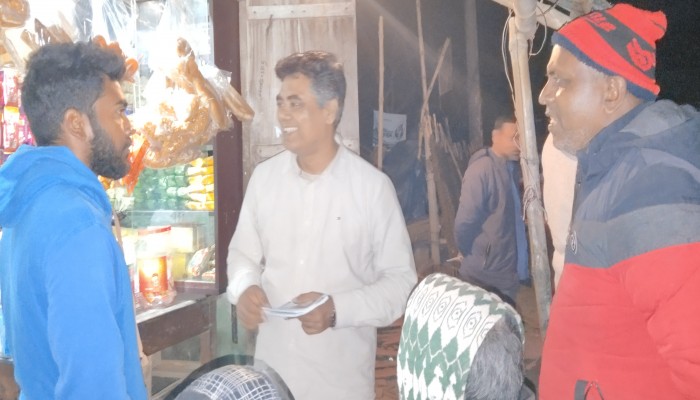 ​শীত উপেক্ষা করে ভ্যানে চড়ে শিমুলের নির্বাচনী প্রচারণা