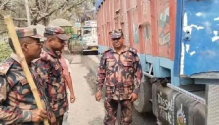 যুদ্ধের প্রভাবে তেল সংকটের আতঙ্ক, সোনামসজিদ বন্দরে বিজিবির কড়া নজরদারি