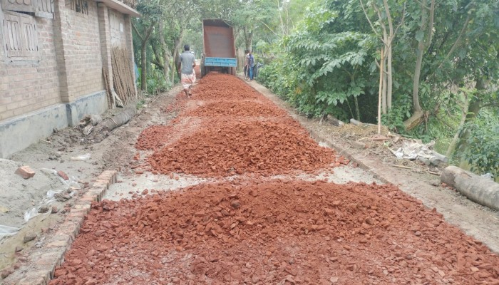 পুঠিয়ায় ছুটির দিনে বৃষ্টির মধ্যে রাস্তার কাজ: এলজিইডি কর্মকর্তার অনুপস্থিতিতে নিম্নমানের সামগ্রী ব্যবহারের অভিযোগ