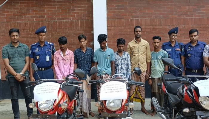 চাঁপাইনবাবগঞ্জে ৩ চোরাই মোটরসাইকেল উদ্ধার, আন্তঃজেলা চোর চক্রের ৬ সদস্য গ্রেপ্তার